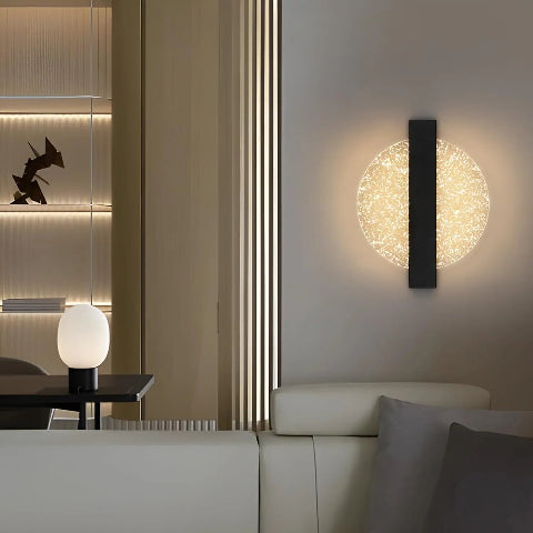 applique-murale-salon-avec-feuille-argentee-lampe