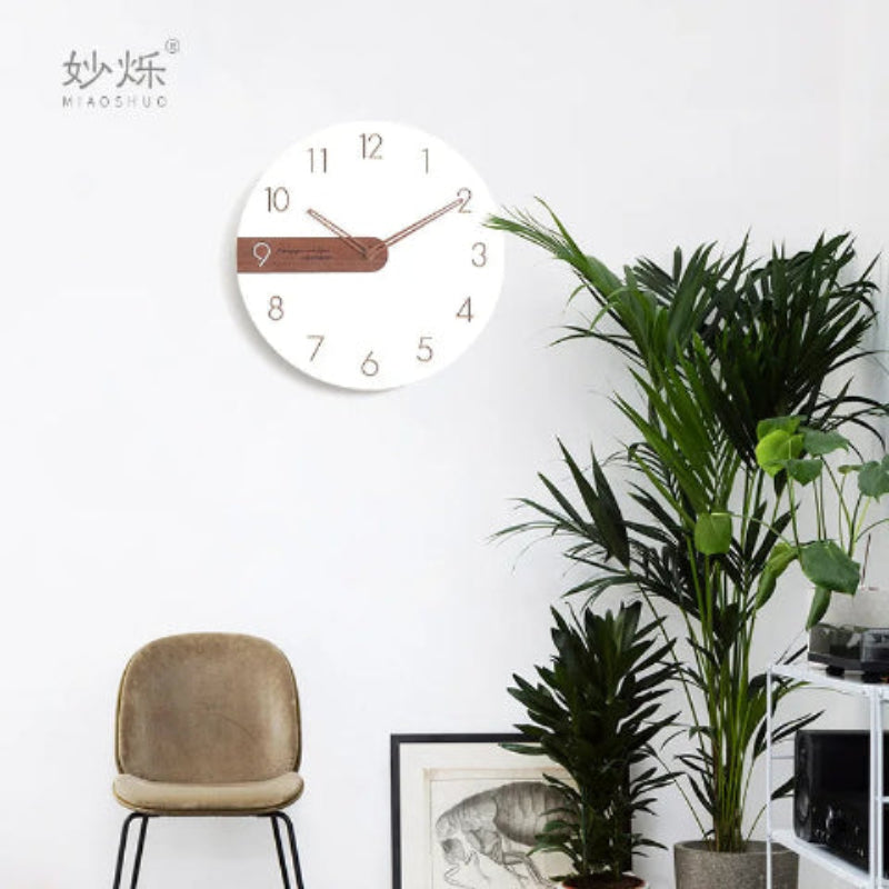 horloge-murale-simple-salon-plante