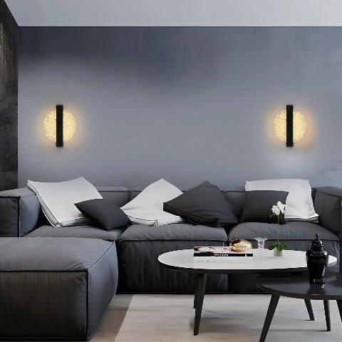 applique-murale-salon-avec-feuille-argentee-canape