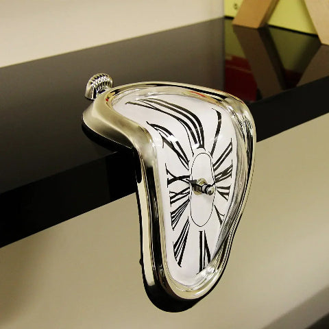 horloge-murale-deforme-fondante-etagere