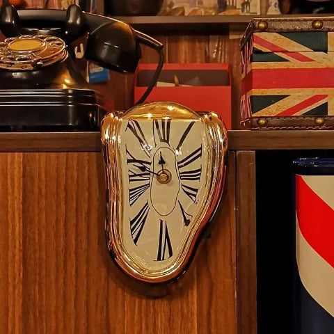 horloge-murale-deforme-fondante-telephone